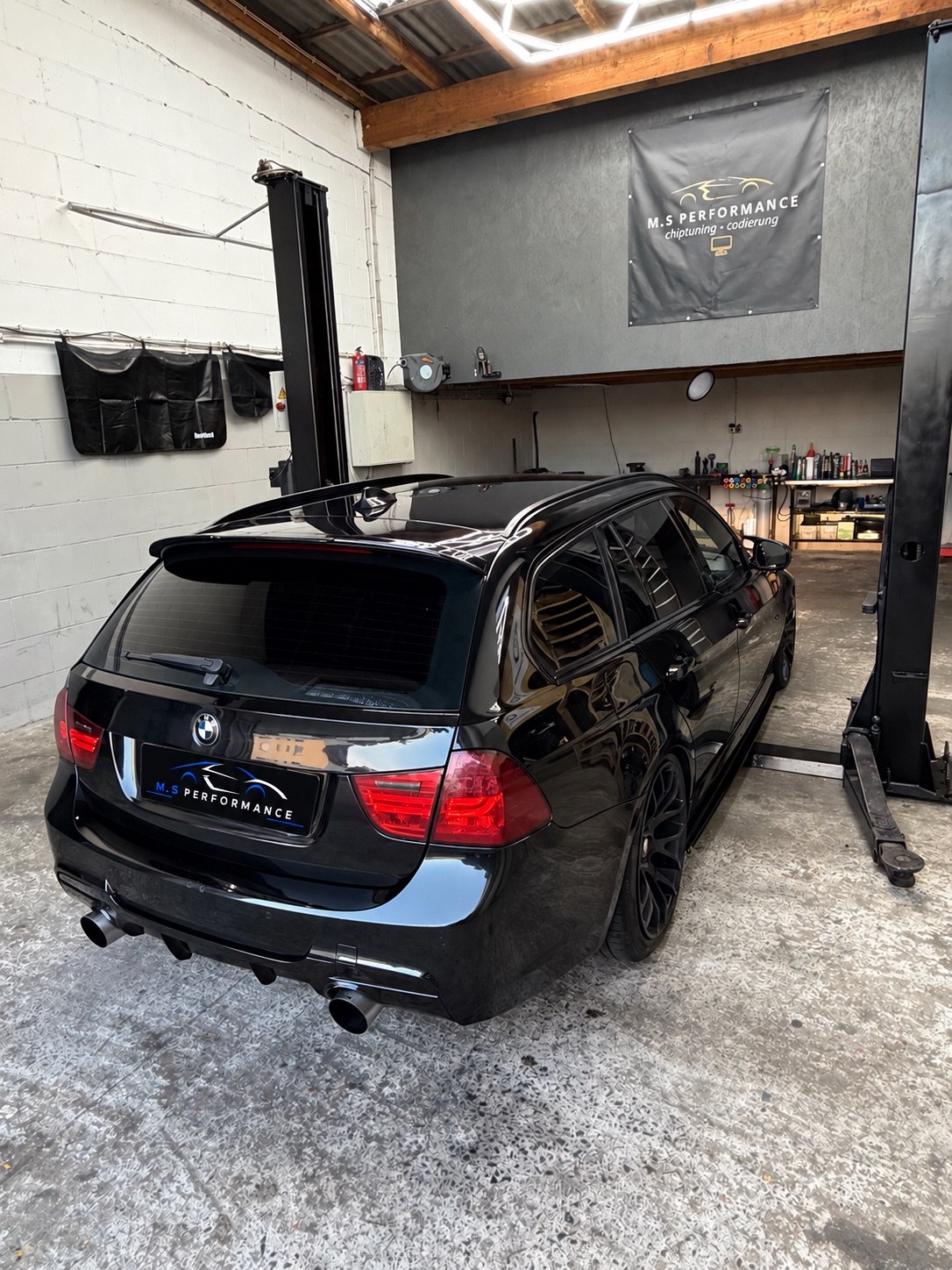 Schwarzer BMW in der Werkstatt von M.S Performance